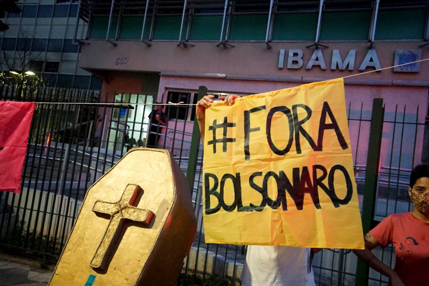 Protesto contra Bolsonaro em frente ao Ibama: 51% avalia como ruim ou péssima a atuação do governo na proteção da Amazônia (Foto: Nelson Almeida / AFP - 25/09/2020)