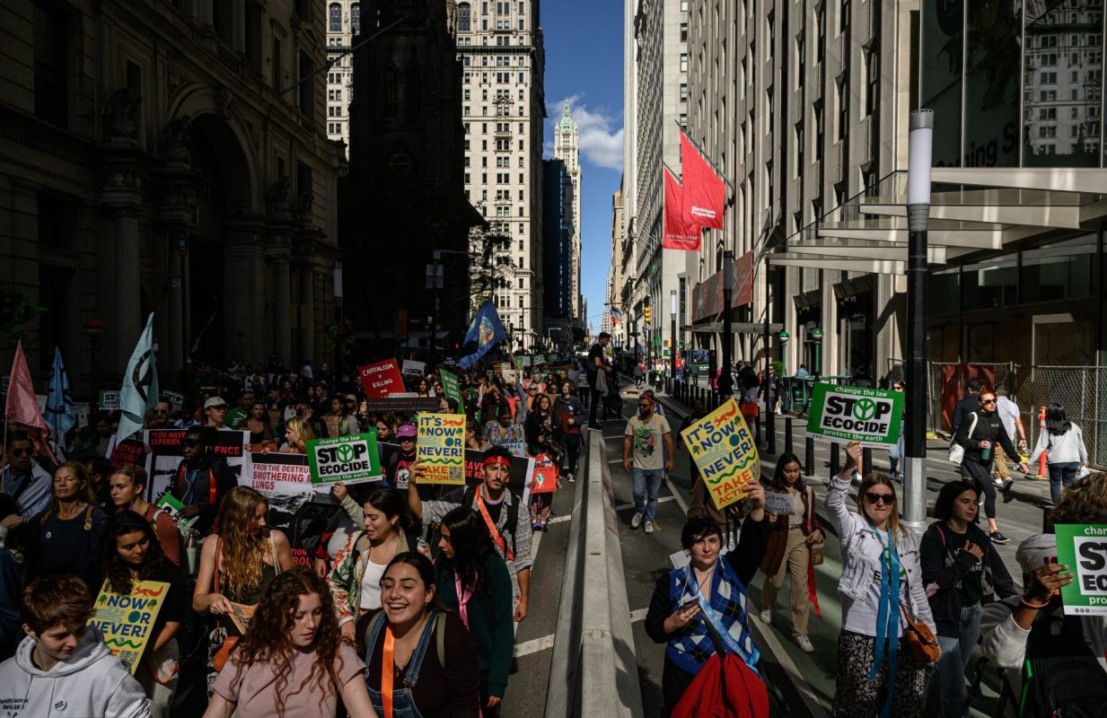 Marcha com alerta sobre emergência climática reúne milhares de pessoas pelas ruas de Nova YorK: economia de baixo carbono é o único caminho (Foto: Ed Jones / AFP - 23/09/2022)