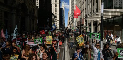 Marcha com alerta sobre emergência climática reúne milhares de pessoas pelas ruas de Nova YorK: economia de baixo carbono é o único caminho (Foto: Ed Jones / AFP - 23/09/2022)