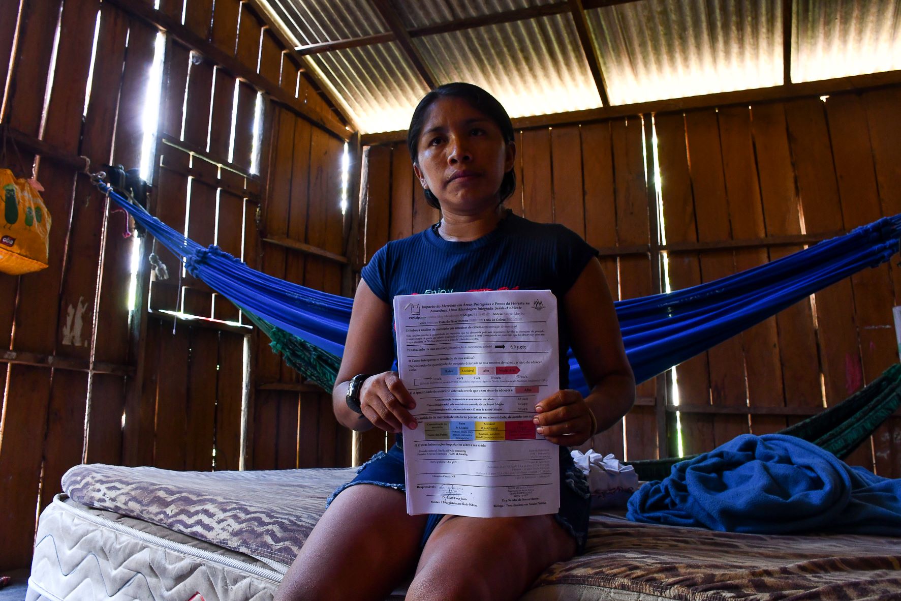 Aldira Akay Munduruku com o resultado de seu exame: alto índice de contaminação por mercúrio e dores na cabeça, no corpo e na vista (Foto: João Paulo Guimarães)