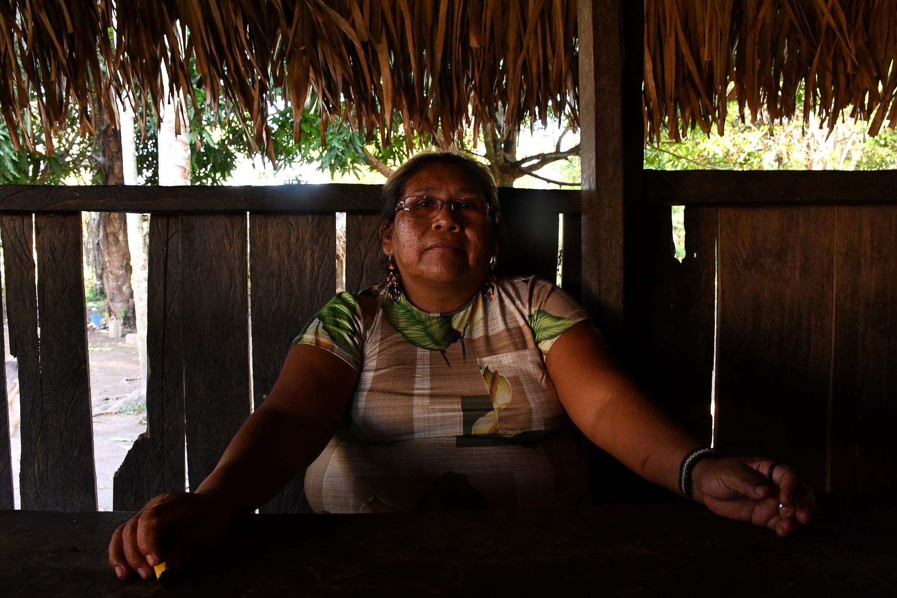 Claudete Saw em sua casa na aldeia: "Os principais peixes que a gente consome são os mais contaminados. Isso vai acabar com a gente, que já passa fome" (Foto: João Paulo Guimarães