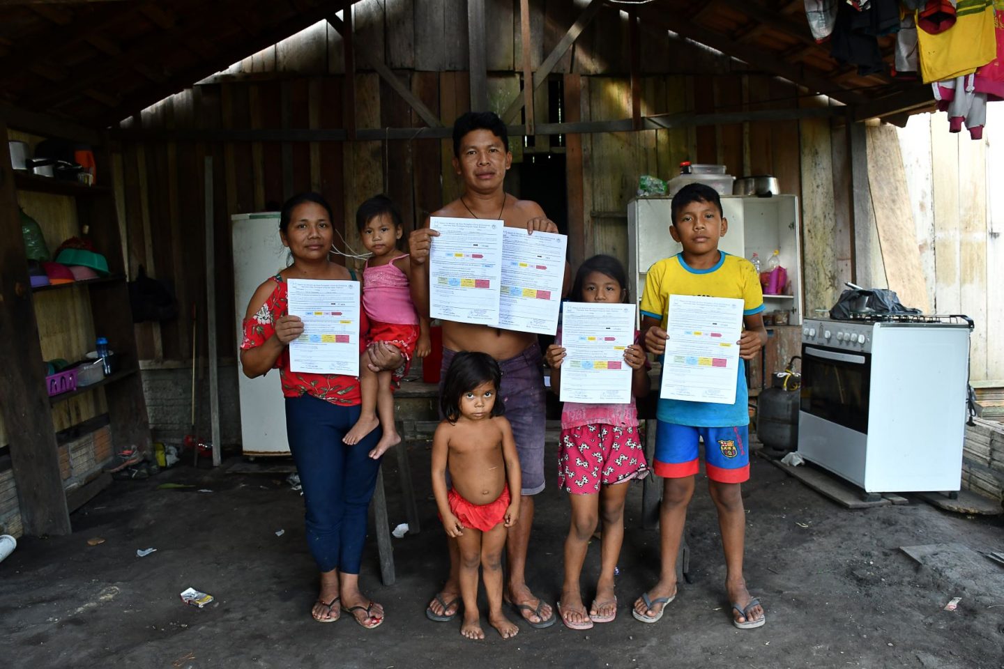 Daniel com os laudos da família: contaminação por mercúrio do garimpo constatada em todos os indígenas examinados pela Fiocruz (Foto: João Paulo Guimarães)