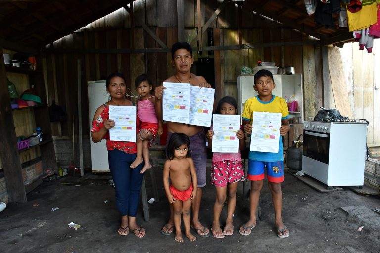 Daniel com os laudos da família: contaminação por mercúrio do garimpo constatada em todos os indígenas examinados pela Fiocruz (Foto: João Paulo Guimarães)