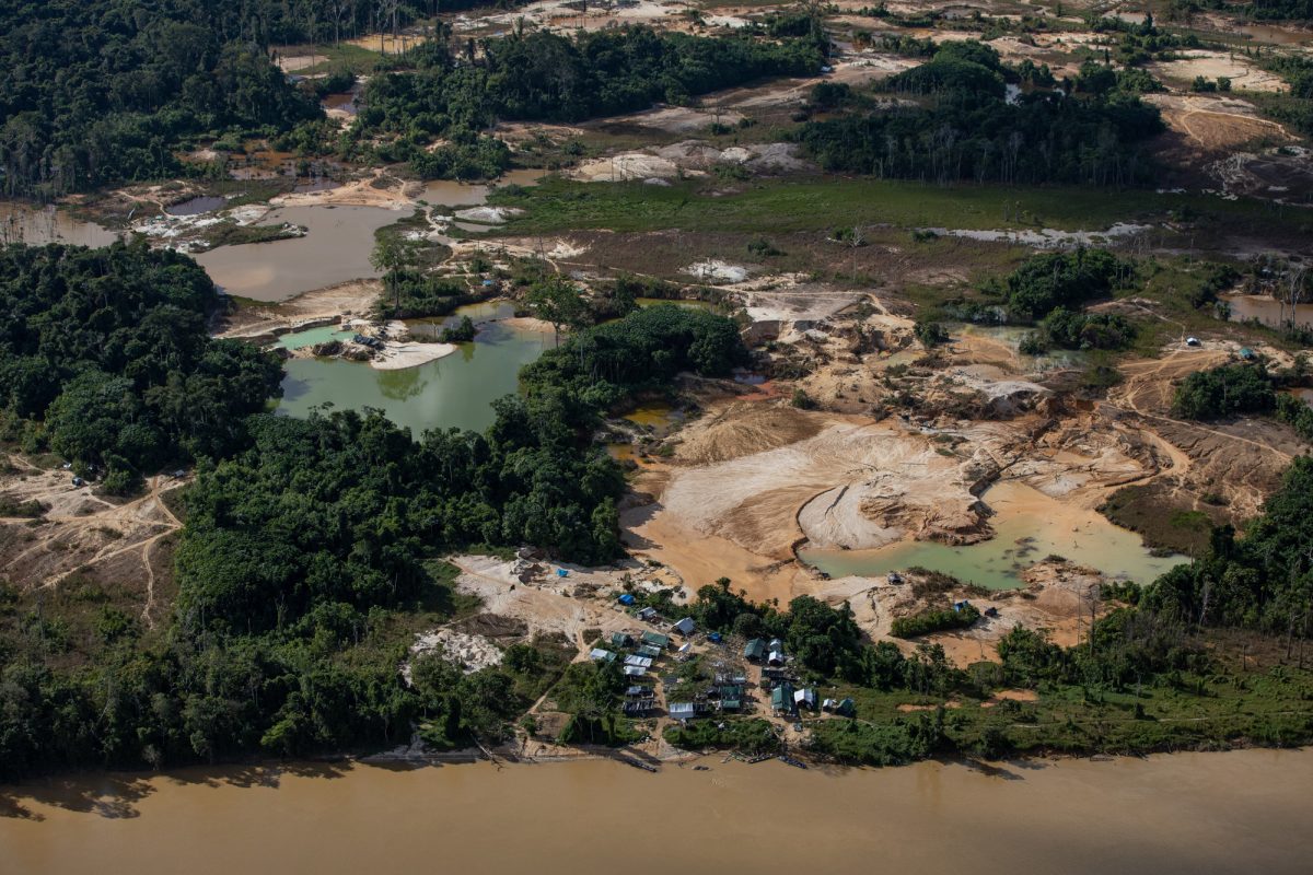 Acampamento de garimpo no rio Uraricoera, na Terra Indígena Yanomami: estudo mostra que atividade garimpeira impede progresso social da Amazônia (Foto: Bruno Kelly / HAY / Amazônia Real -12/04/2022)