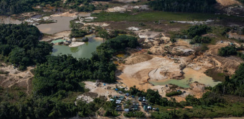 Acampamento de garimpo no rio Uraricoera, na Terra Indígena Yanomami: estudo mostra que atividade garimpeira impede progresso social da Amazônia (Foto: Bruno Kelly / HAY / Amazônia Real -12/04/2022)