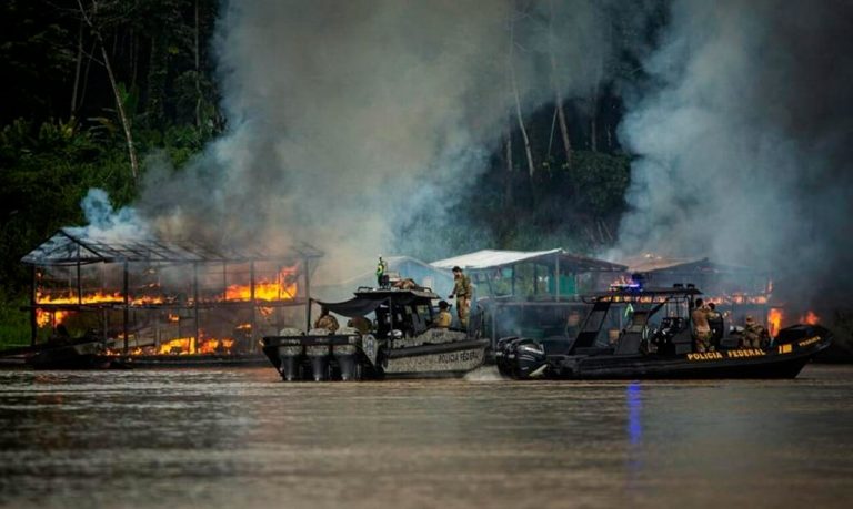 Operação da Polícia Federal com apoio da PM do Amazonas contra garimpo ilegal no Rio Madeira: medidas sobre segurança pública e mineração entre as propostas para os 100 primeiros dias de governo elaboradas pela rede Uma Concertação pela Amazônia (Foto: Polícia Federal)