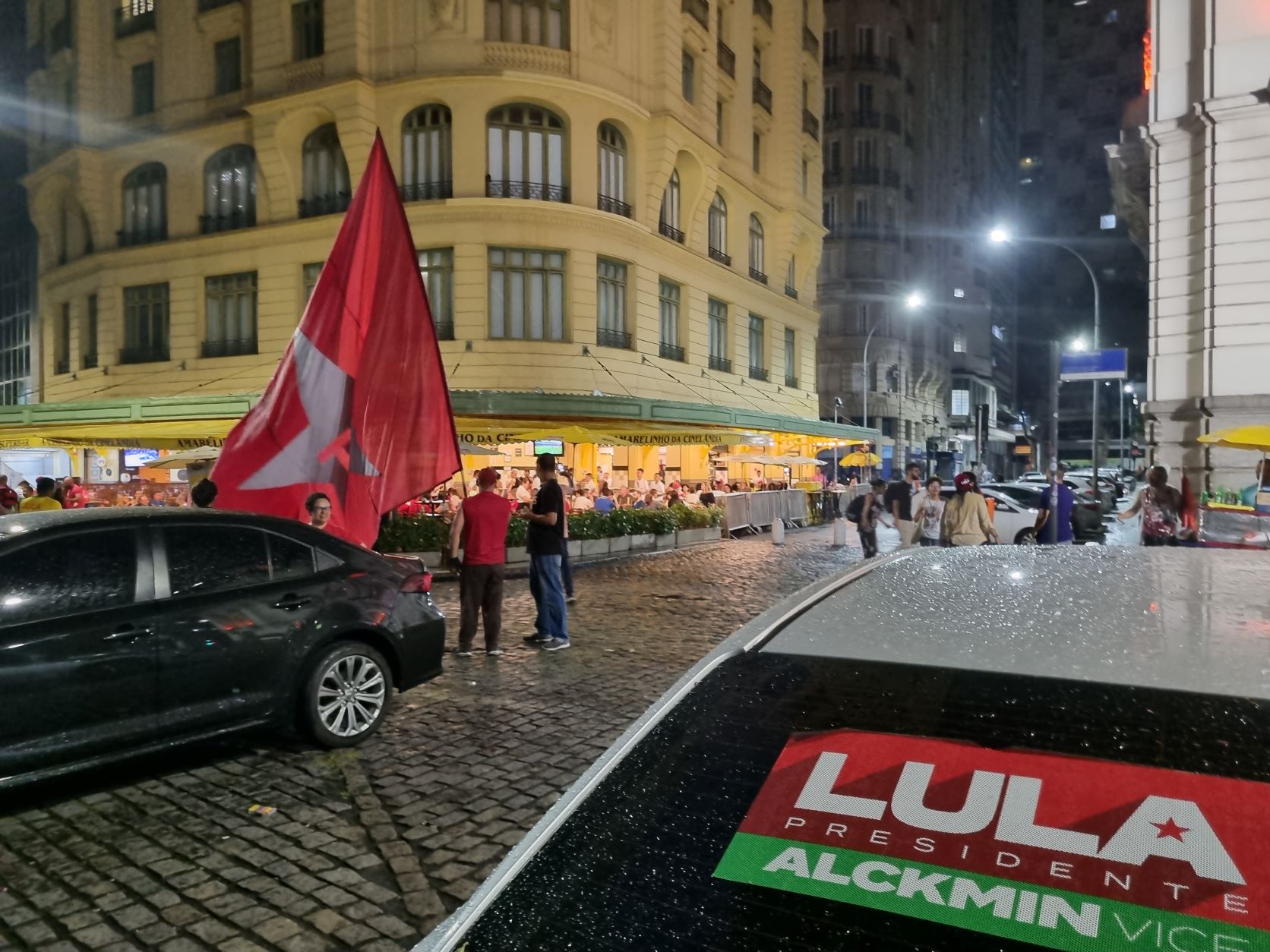 Militantes do PT na Cinelândia após ato da campanha de Lula na Candelária: palcos da democracia no Centro do Rio (Foto: Oscar Valporto)