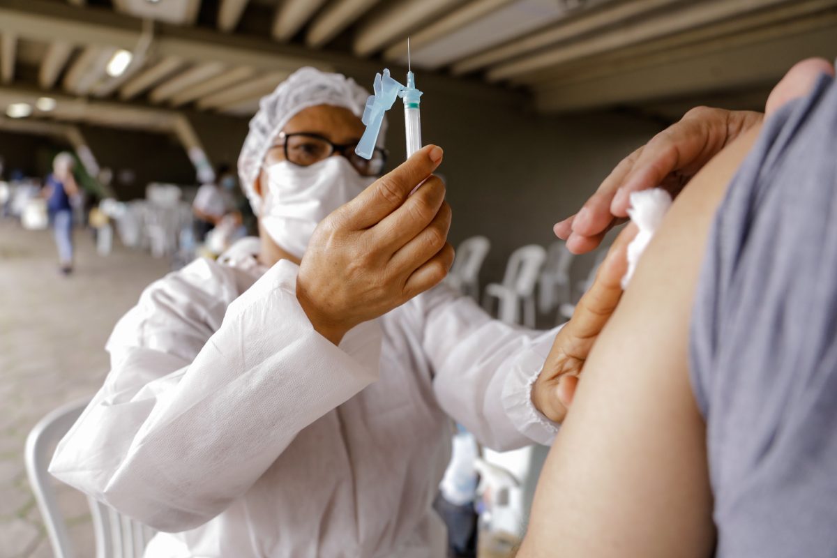 Posto de vacinação contra a Covid-19 instalado no sambódromo de Manaus: baixa cobertura vacinal (Foto: Marcely Gomes / Semcom-Manaus - 18/04/2021)