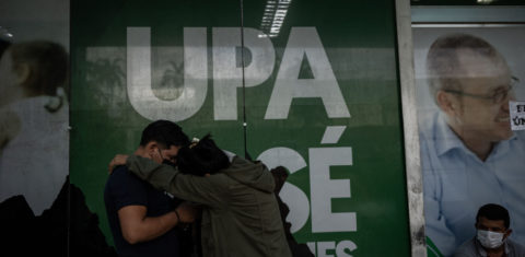 Pacientes com Covid-19 aguardam por atendimento médico em frente à UPA José Rodrigues, em Manaus: nova subvariante provoca explosão de casos da doença (Foto: Raphael Alves/Amazônia Real - 14/01/2022)