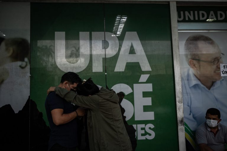 Pacientes com Covid-19 aguardam por atendimento médico em frente à UPA José Rodrigues, em Manaus: nova subvariante provoca explosão de casos da doença (Foto: Raphael Alves/Amazônia Real - 14/01/2022)