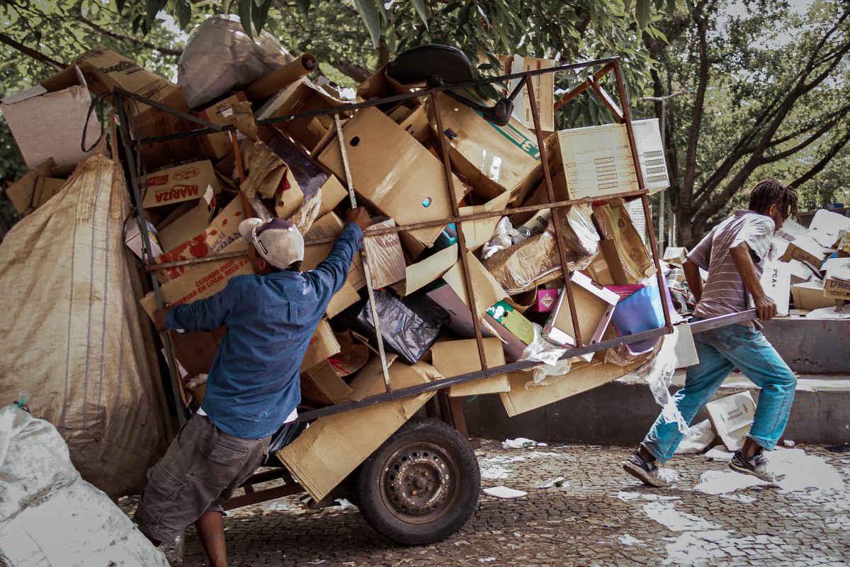 Catadores autônomos do grupo Maladeza, recolhem lixo em Belo Horizonte: carroças são decisivas para melhora na renda (Foto: Julia Nagle / Pimp My Carroça)