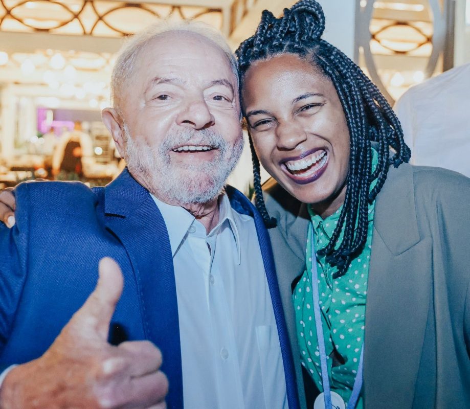 Andréia Coutinho Louback com o presidente eleito Lula na COP27: discurso sem mencionar a população negra, periférica e os quilombolas (Foto: Arquivo Pessoal)