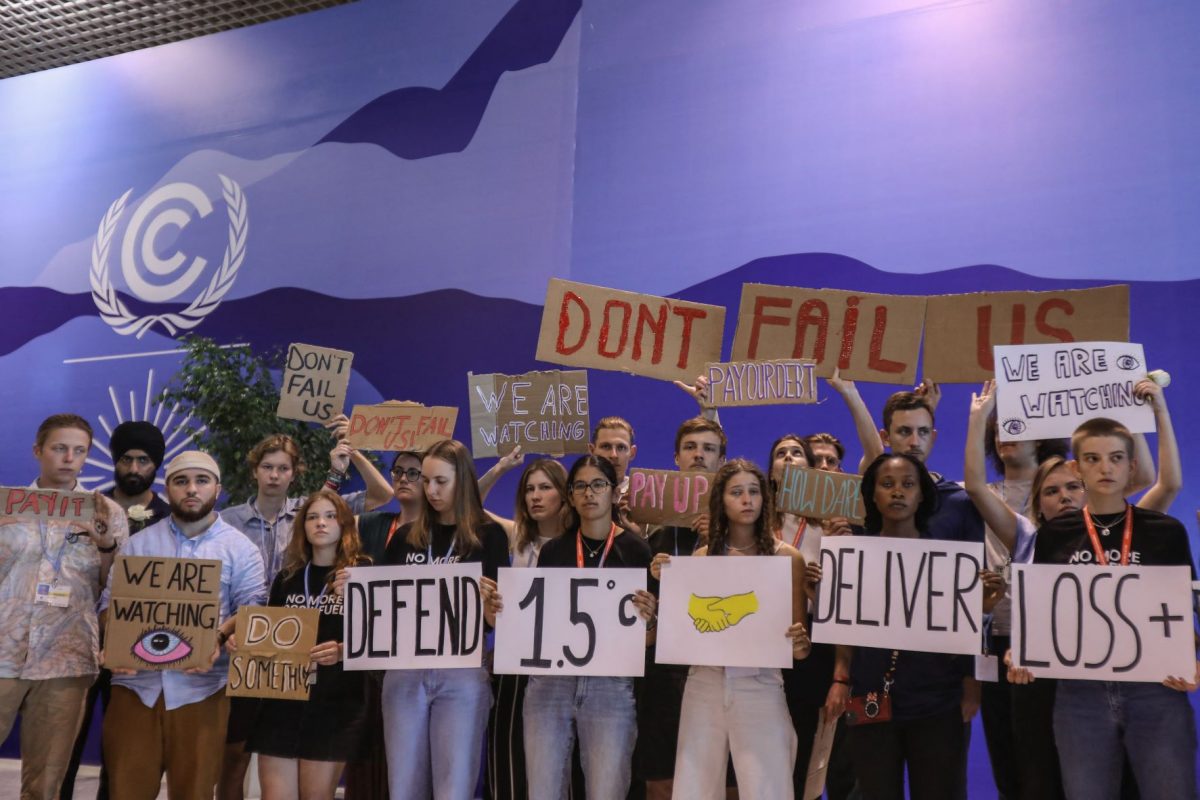 Manifestação de jovens ativistas na COP27: cobranças aos líderes mundiais por justiça climática (Foto: Mohamed Abdel Hamid / Anadolu Agency / AFP)