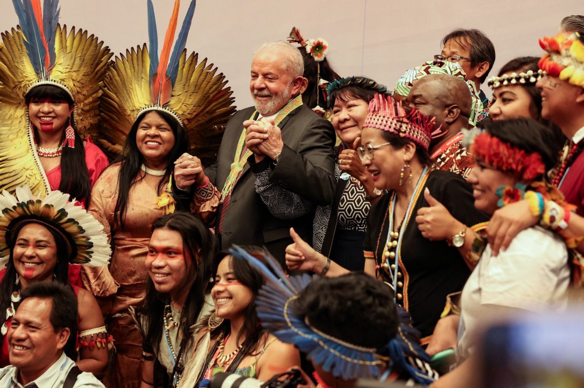 Lula com lideranças indígenas na COP27: discurso de estadista, na visão do ativista Cândido Grzybowski (Foto: Ahmad Gharablia / AFP - 17/11/2022)