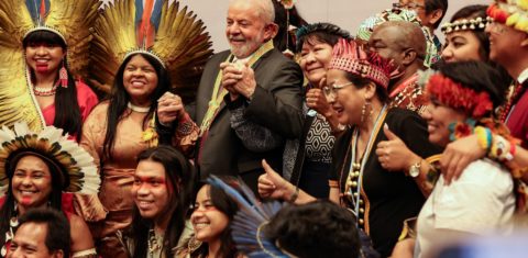 Lula com lideranças indígenas na COP27: discurso de estadista, na visão do ativista Cândido Grzybowski (Foto: Ahmad Gharablia / AFP - 17/11/2022)