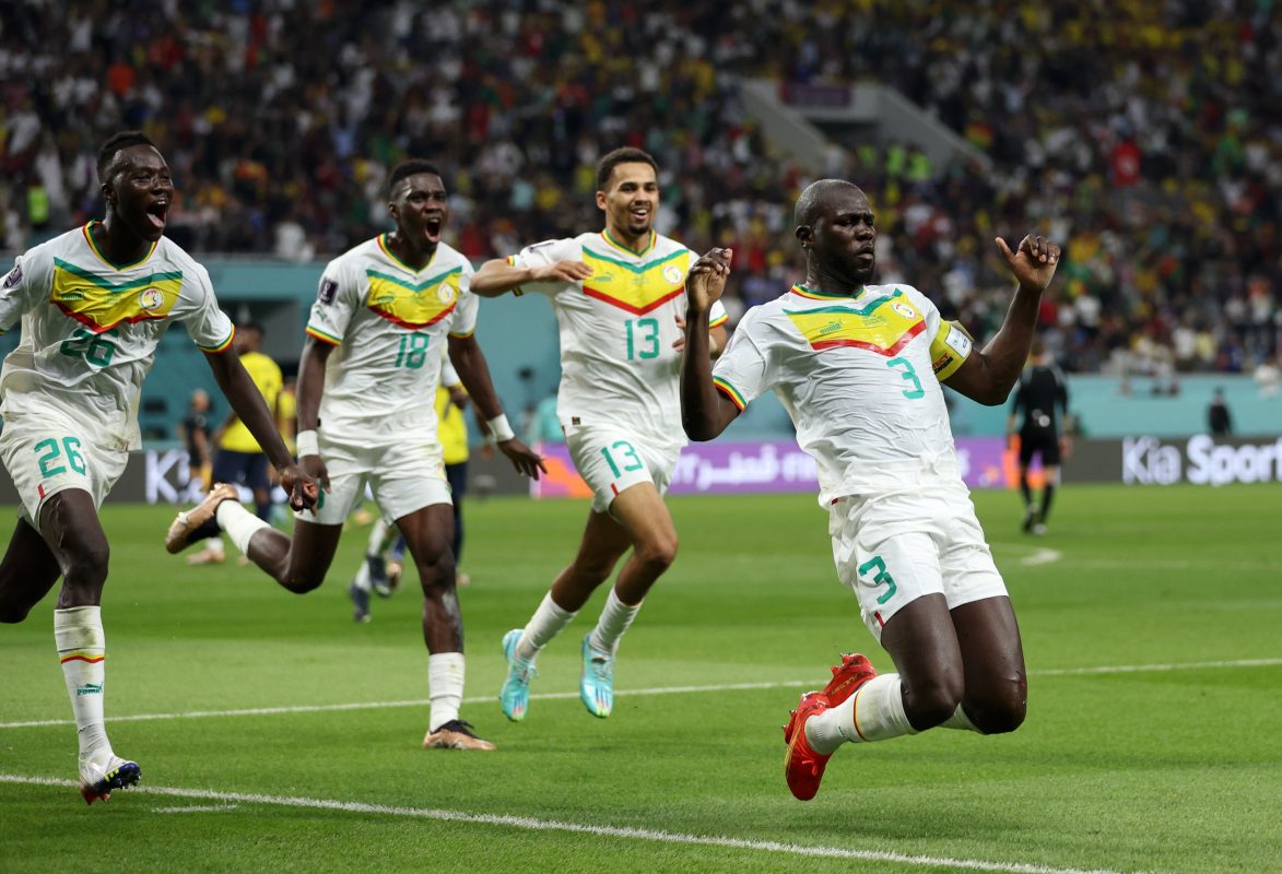 O capitão Koulibaly puxa a comemoração de Senegal pela vaga na próxima fase: torcida pelas seleções africanas (Foto: Fifa/Divulgação)