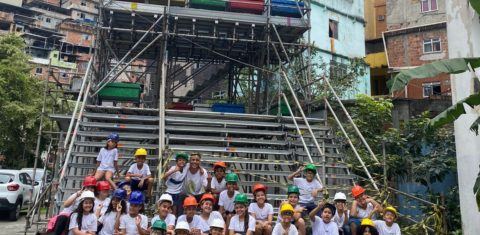 Jovens na Torre Verde da Rocinha: laboratório de economia circular e inovação será visitado pela professora indiana Saras Sarasvathy em evento sobre empreendedorismo no Rio (Foto: Divulgação / Torre Verde)