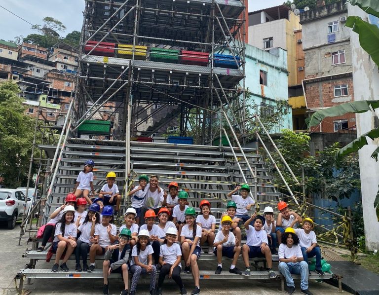 Jovens na Torre Verde da Rocinha: laboratório de economia circular e inovação será visitado pela professora indiana Saras Sarasvathy em evento sobre empreendedorismo no Rio (Foto: Divulgação / Torre Verde)