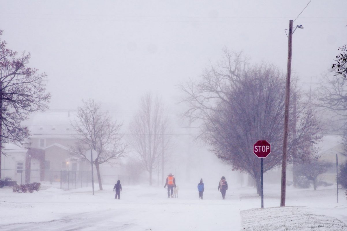Tempestade de neve sobre a cidade de Flint, no estado do Michigan, EUA: pelo menos 34 mortes no fim de semana do Natal (Foto: Katie McTiernan / Anadolu Agency / AFP)