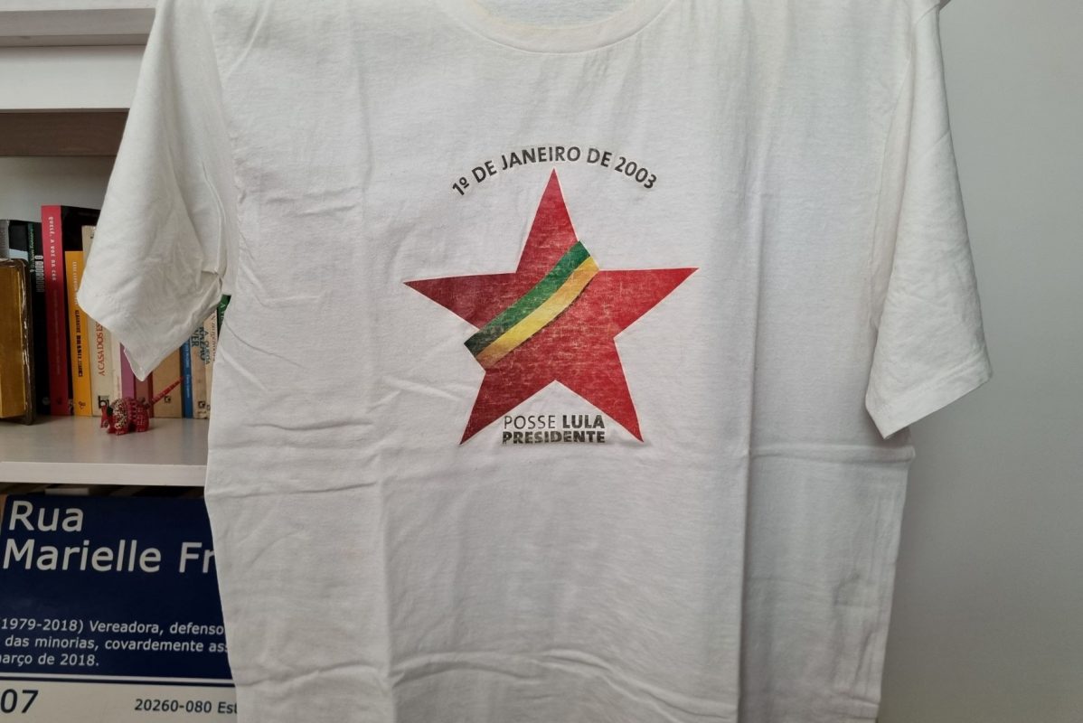 Camiseta comemorativa da posse de Lula em 2003: roupa para o domingo de alívio, esperança e alegria da posse de 2023 (Foto: Oscar Valporto)