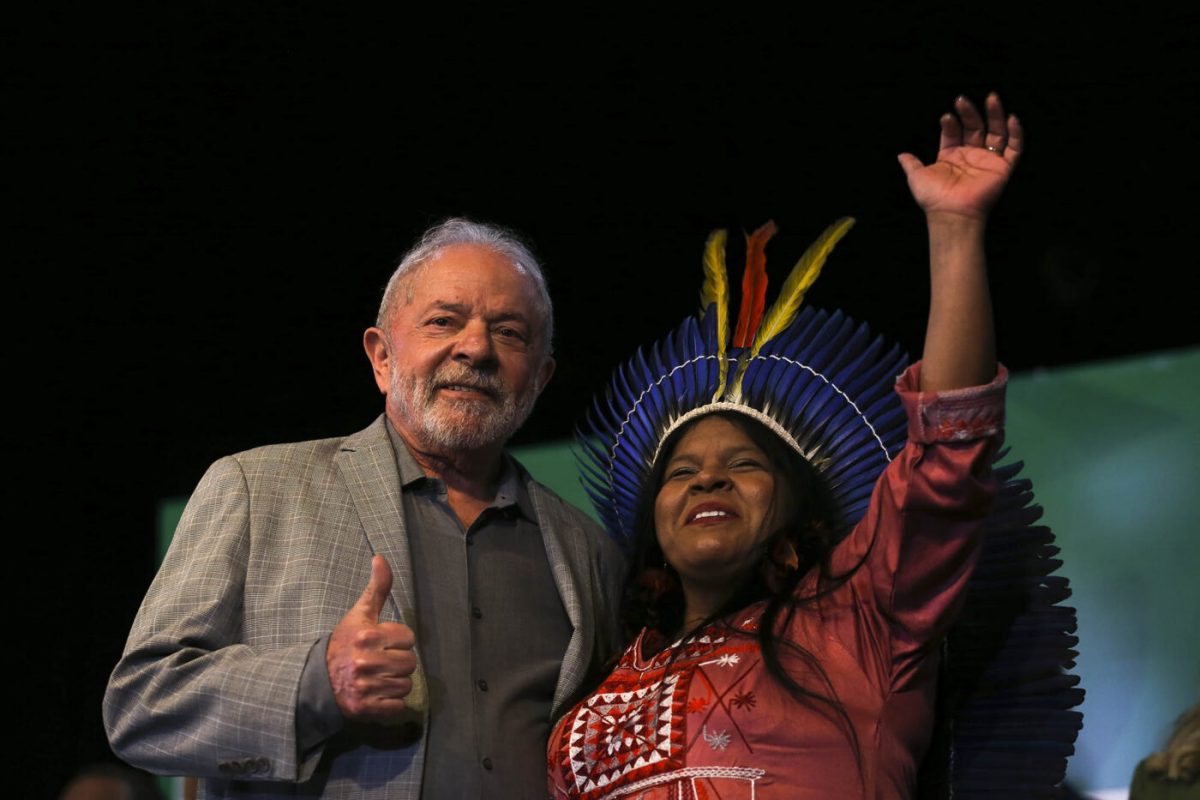 Lula com Sônia Guajajara no anúncio de novos ministros: escolha de deputada para Ministério dos Povos Indígenas gera polêmica (Foto: José Cruz / Agência Brasil)