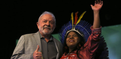Lula com Sônia Guajajara no anúncio de novos ministros: escolha de deputada para Ministério dos Povos Indígenas gera polêmica (Foto: José Cruz / Agência Brasil)