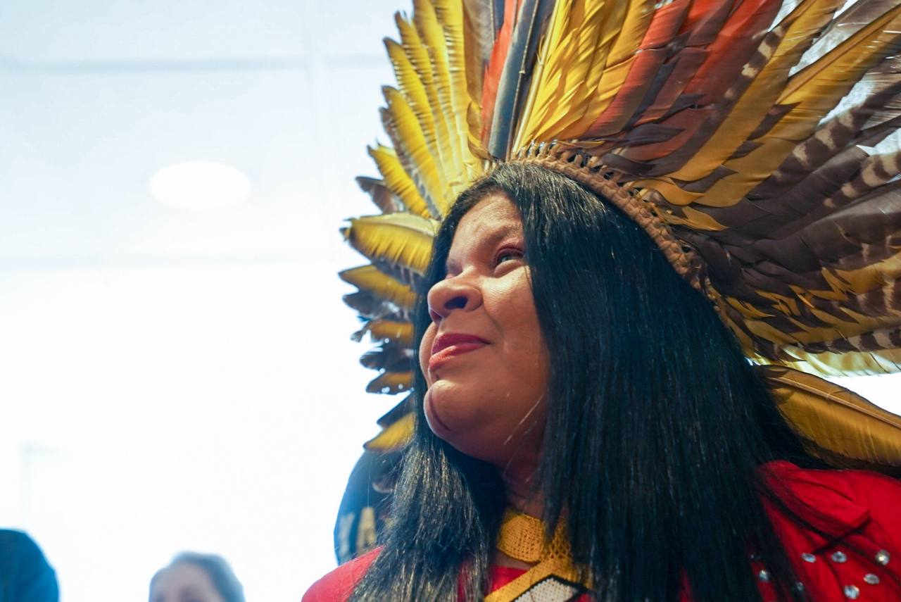 Sônia Guajajara na campanha de 2018: primeira mulher indígena a ser candidata a vice-presidente da República (Foto: Felipe Beltrame / Divulgação)