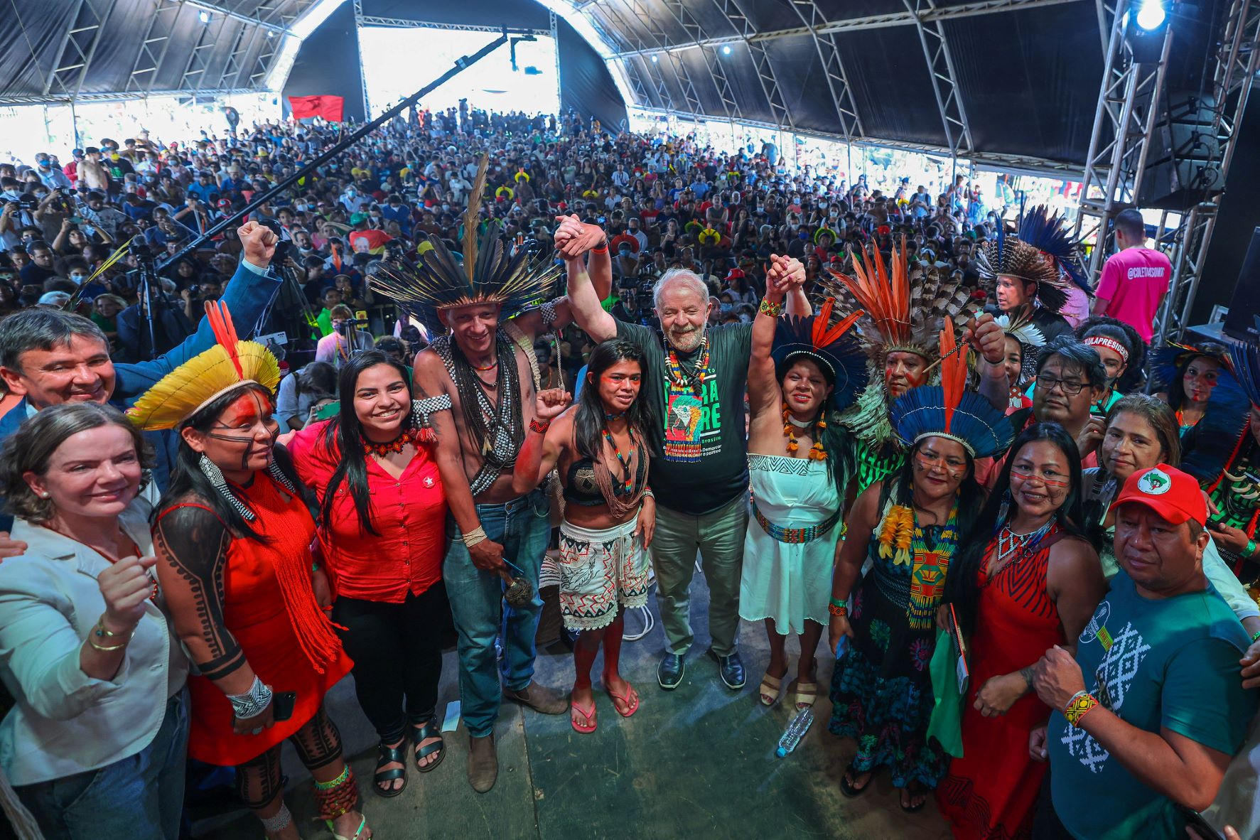 Lula com lideranças indígenas no Acampamento Terra Livre: promessa de ministério e retomada das demarcações (Foto: Ricardo Stuckert - 12/04/2022)