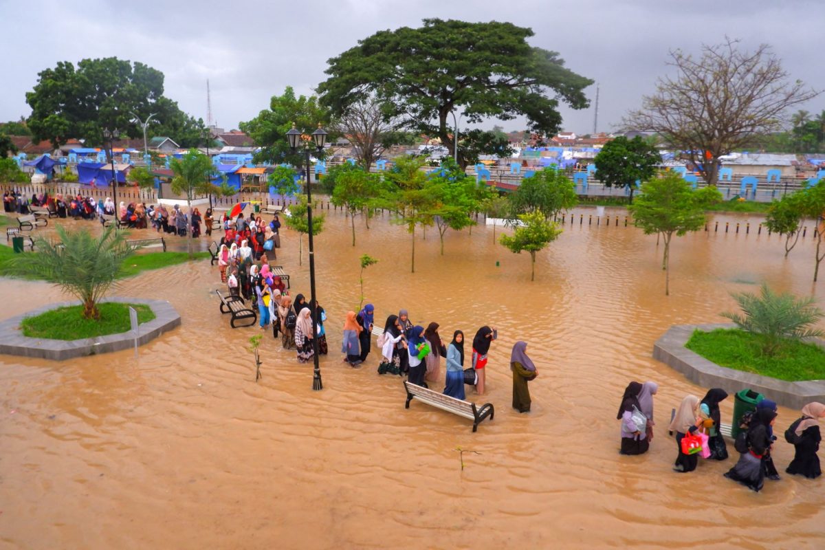 Moradores de Serang, na Indonésia, deixam casas inundadas pela enchente: crises relativas à agua atingem mais da metade da população mundial (Foto: Dziki Oktomauliyadi / AFP - 01/03/2022)
