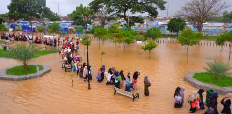 Moradores de Serang, na Indonésia, deixam casas inundadas pela enchente: crises relativas à agua atingem mais da metade da população mundial (Foto: Dziki Oktomauliyadi / AFP - 01/03/2022)