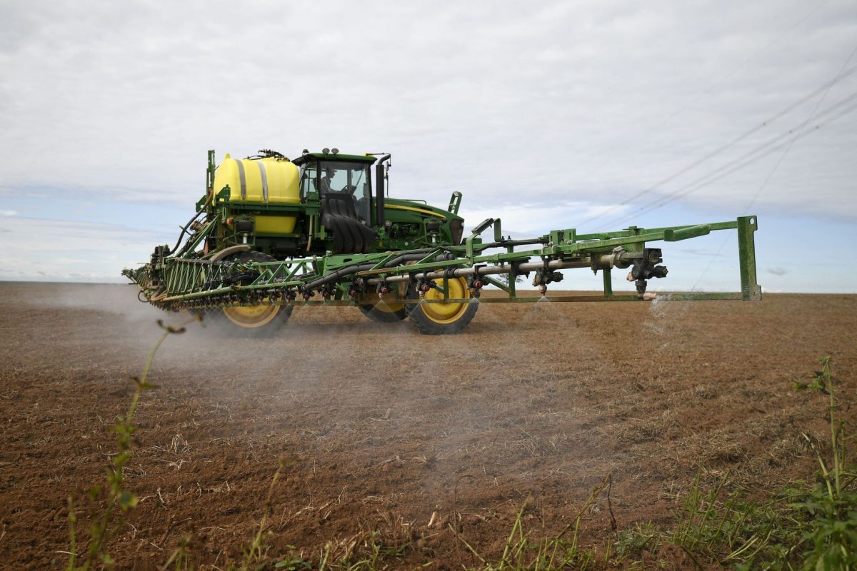 Agrotóxico é borrifado em plantação de soja em Goiás: pesticidas na água ameaçam populações no Brasil, EUA e Índia, aponta pesquisador do IPCC (Foto: Mateus Bonomi / Anadolu Agency / AFP - 12/02/2022)