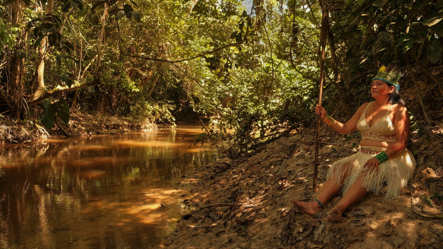 A professora e líder indígena Anália Nawa à beira de Igarapé, em meio na Amazônia: povo Nawá faz autodemarcação da Terra Indígena, no Acre, para preservar floresta (Foto: Alexandre Cruz Noronha / Amazônia Real - 05/07/2021)