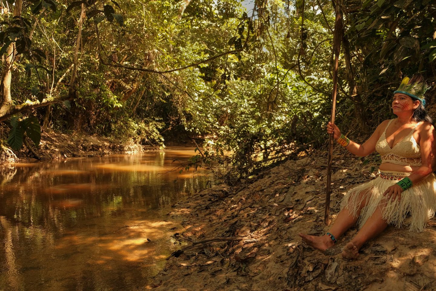 A professora e líder indígena Anália Nawa à beira de Igarapé, em meio na Amazônia: povo Nawá faz autodemarcação da Terra Indígena, no Acre, para preservar floresta (Foto: Alexandre Cruz Noronha / Amazônia Real - 05/07/2021)