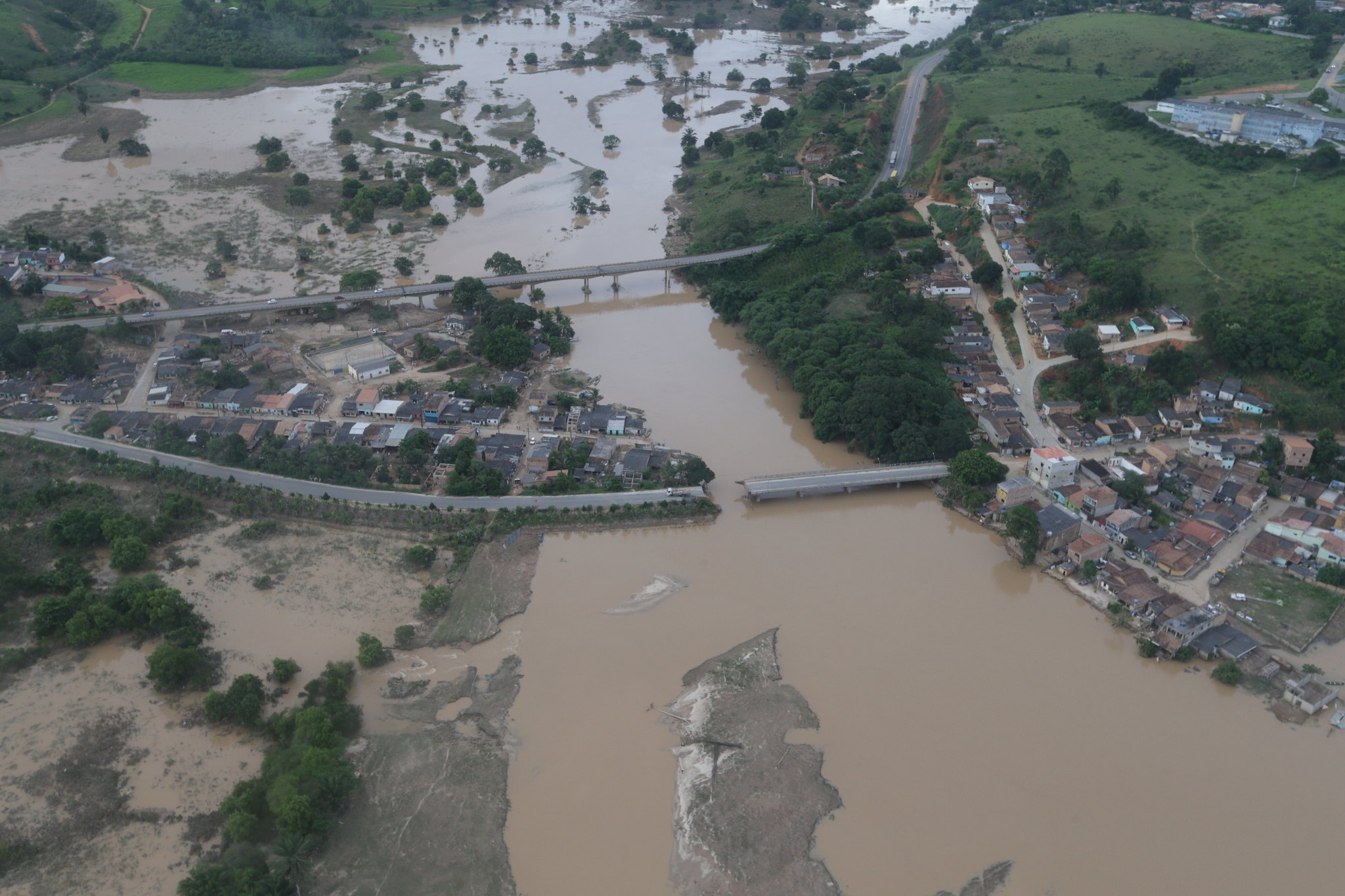 Ponte destruída na submersa cidade de Itamaraju, no sul da Bahia: enchentes na região na lista de desastres provocadas pela crise climática em 2021 (Foto: Manu Dias/Governo da Bahia)