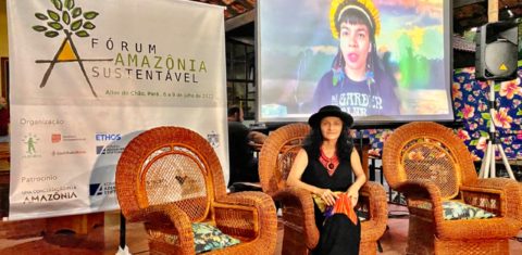 A ativista Neidinha Suruí com a filha Txai Suruí em vídeo no encerramento do encontro do GT Infraestrutura. Foto Rodrigo Vargas