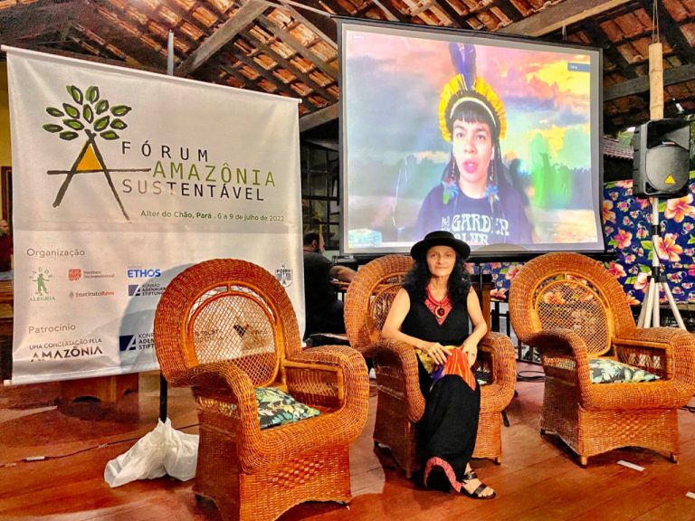 A ativista Neidinha Suruí com a filha Txai Suruí em vídeo no encerramento do encontro do GT Infraestrutura. Foto Rodrigo Vargas