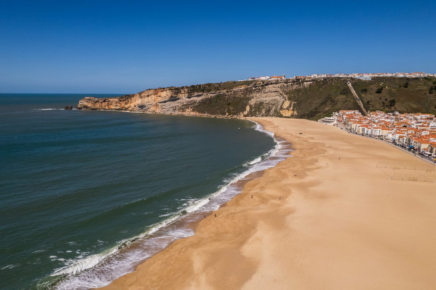 Vista aérea da praia de Nazaré, Bandeira Azul há vários anos e uma das mais apreciadas pelos surfistas. Foto Manuel Romano/NurPhoto via AFP