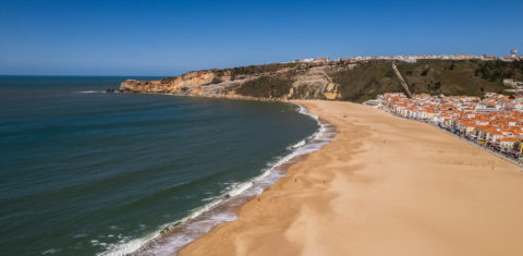 Vista aérea da praia de Nazaré, Bandeira Azul há vários anos e uma das mais apreciadas pelos surfistas. Foto Manuel Romano/NurPhoto via AFP