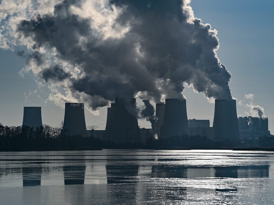 Vapor sobe das torres de resfriamento da usina de carvão em Jänschwalde, na Alemanha. O lobby da indústria de combustíveis fósseis atrasou em 20 anos o combate à crise climática. Foto Patrick Pleul/DPA via AFP