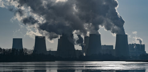 Vapor sobe das torres de resfriamento da usina de carvão em Jänschwalde, na Alemanha. O lobby da indústria de combustíveis fósseis atrasou em 20 anos o combate à crise climática. Foto Patrick Pleul/DPA via AFP