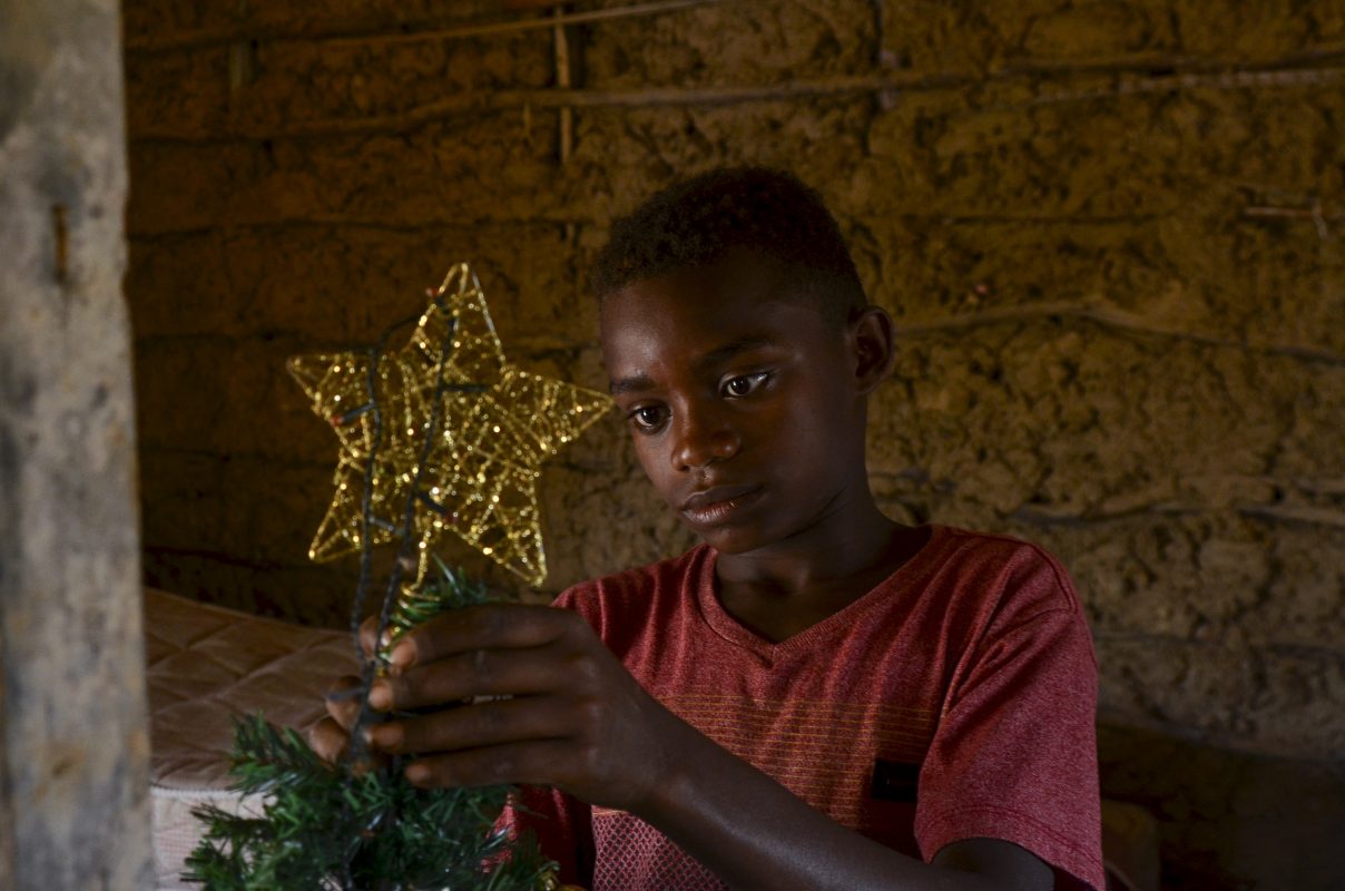 Gabriel Silva mostra uma árvore de Natal dentro de sua casa em Pinheiros, estado do Maranhão. A árvore de Gabriel foi encontrada em um depósito de lixo ilegal. Foto João Paulo Guimarães/AFP. Dezembro/2021