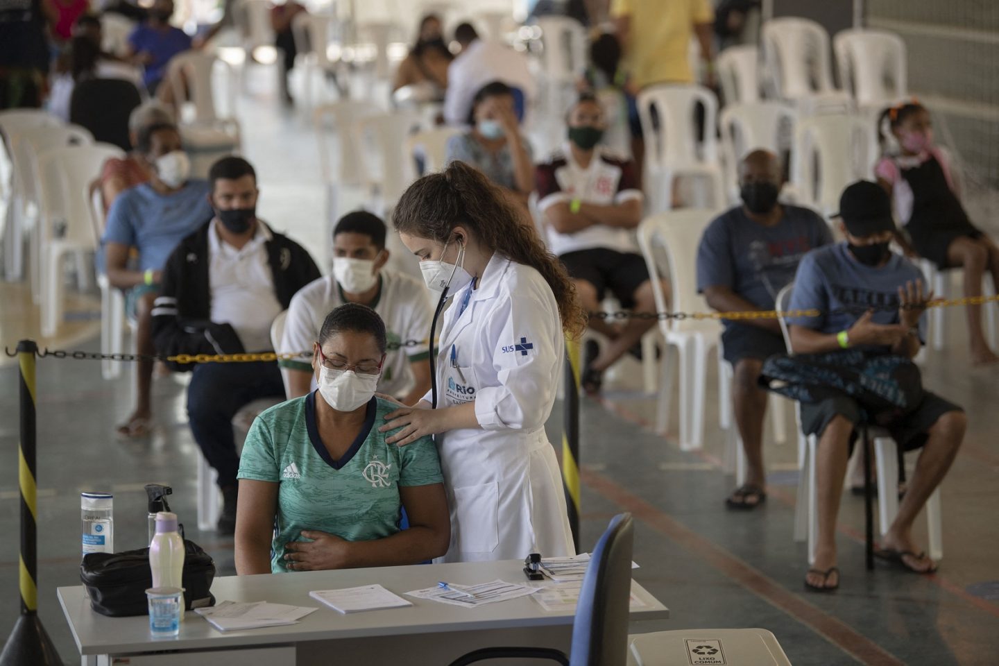 Paciente recebe tratamento médico no Centro de Saúde especializado em Gripe e COVID-19 na Vila Olímpica do Complexo do Alemão. Foto Mauro Pimentel/AFP. Dezembro/2021