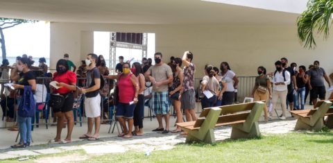 No Parque Dona Lindu, na zona sul de Recife, pacientes formam files imensas para fazer o teste da covid-19. Número de casos teve uma leve queda , mas registros de mortes sobem. Foto Rafael Vieira/AGIF via AFP