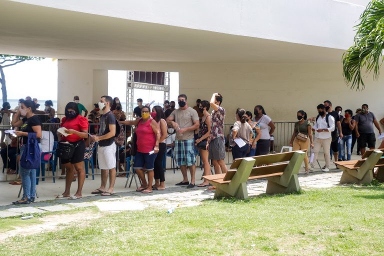 No Parque Dona Lindu, na zona sul de Recife, pacientes formam files imensas para fazer o teste da covid-19. Número de casos teve uma leve queda , mas registros de mortes sobem. Foto Rafael Vieira/AGIF via AFP