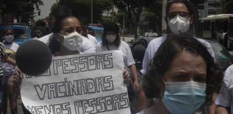 Manifestação em memória das vítimas da Covid-19 no Rio de Janeiro. Foto Fabio Teixeira/NurPhoto via AFP. Novembro/2021