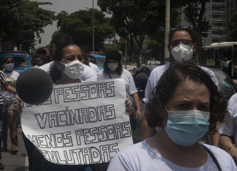 Manifestação em memória das vítimas da Covid-19 no Rio de Janeiro. Foto Fabio Teixeira/NurPhoto via AFP. Novembro/2021