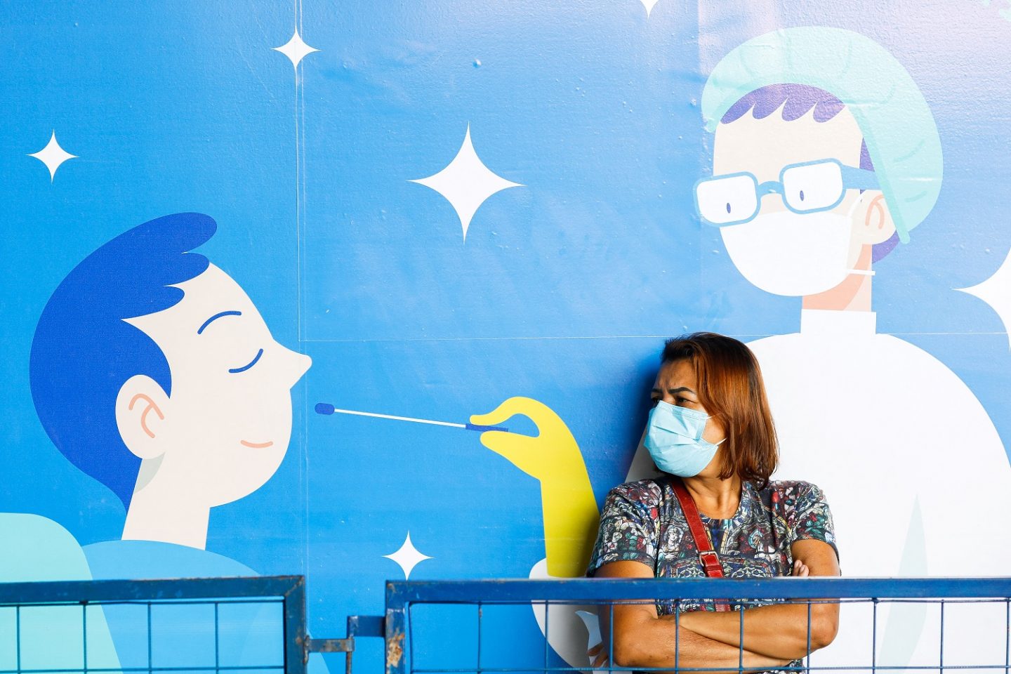 Na Rodoviária de Brasília, paciente espera para fazer o teste da covid-19. Foto Sérgio Lima/AFP