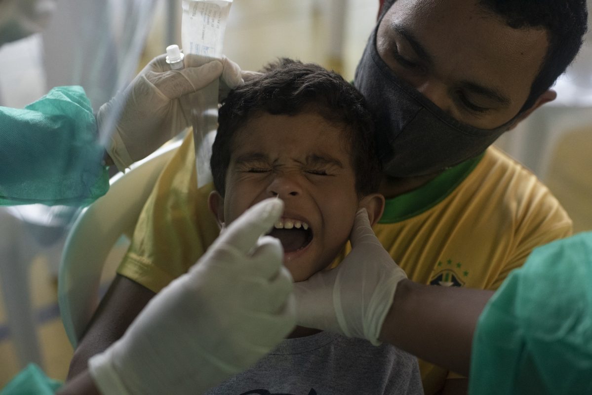 No Complexo do Alemão, no Rio de Janeiro, crianças, jovens e adultos fazem teste para detectar a presença do vírus. Foto Fabio Teixeira/Anadolu Agency