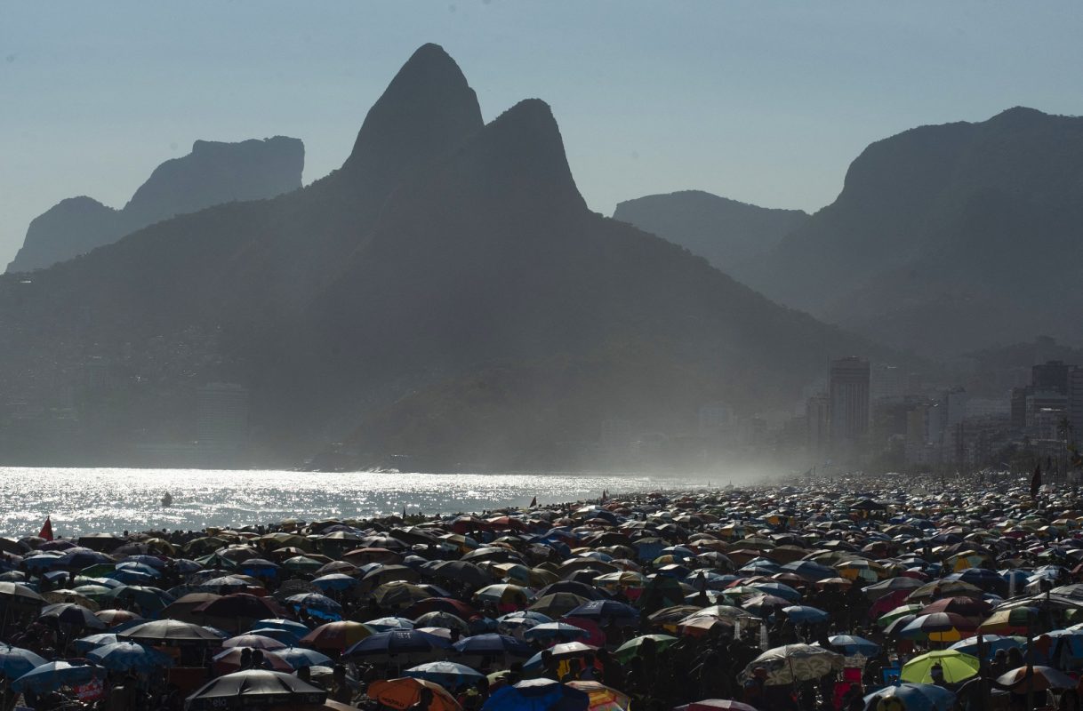 Praia de Ipanema lotada no verão do Rio. No último dia 29, o Brasil superou a marca de 25 milhões de casos de covid-19 e registrou mais de 626 mil mortos. Foto Fabio Teixeira/Anadolu Agency