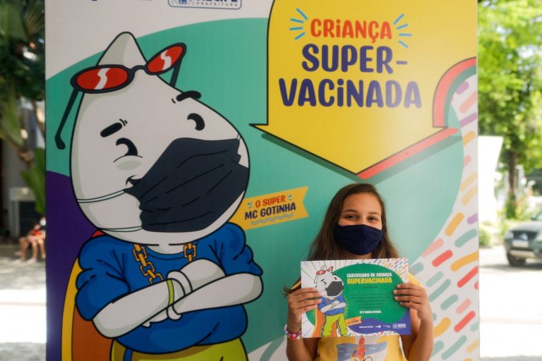 Criança recebe a vacina contra a covid-19 em uma unidade de saúde de Recife. Região apresenta os menores índices de casos e mortes do país. Foto Rafael Vieira/AGIF via AFP